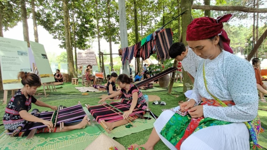 Một gian hàng đồ ăn đường phố Thái Lan vào buổi tối
