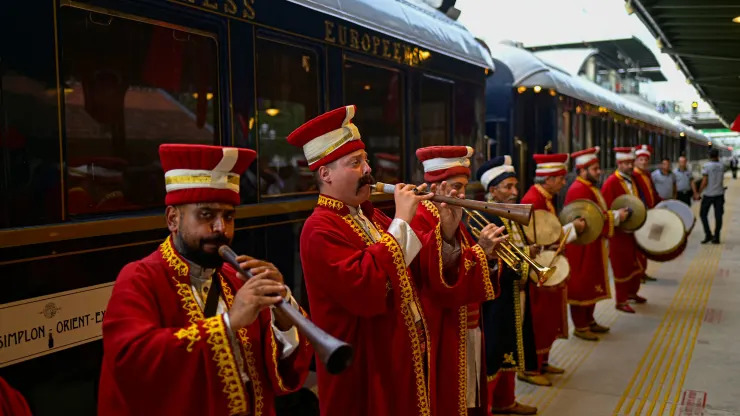 Hành khách trên chuyến tàu Venice Simplon-Orient-Express được chào đón bởi một ban nhạc Thổ Nhĩ Kỳ ở Istanbul, ngày 31/8/2022. Ảnh: Yasin Akgul