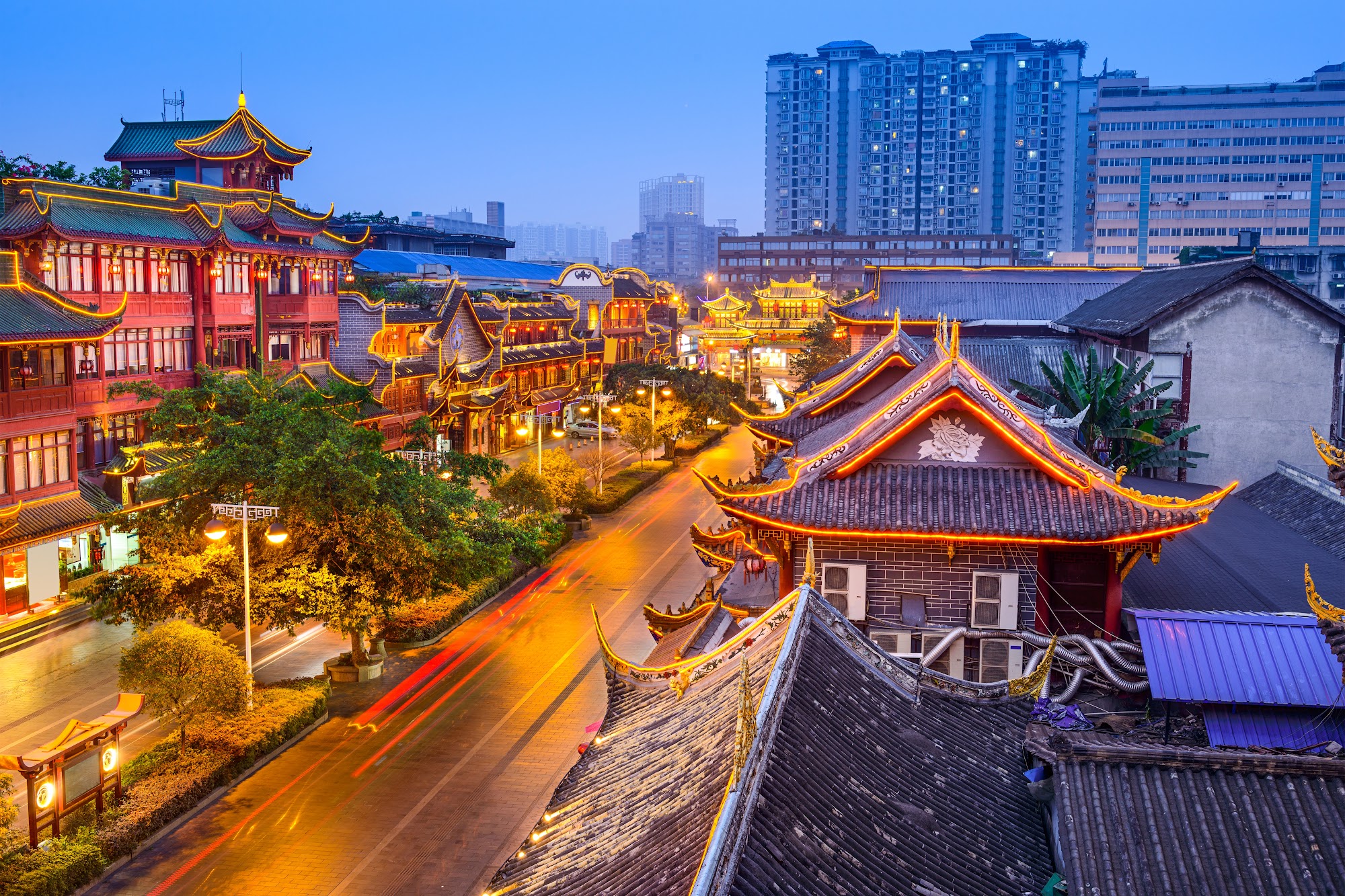Cảnh quan Á Đinh với hồ nước và núi tuyết