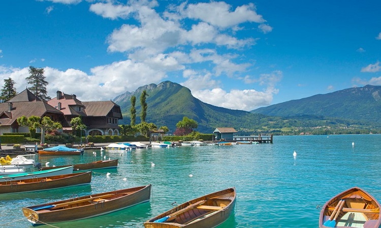 Hoạt động chèo thuyền trên Hồ Annecy