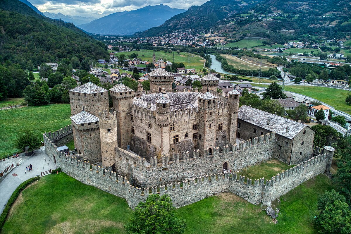 Lâu đài Fénis cổ kính ở thung lũng Aosta