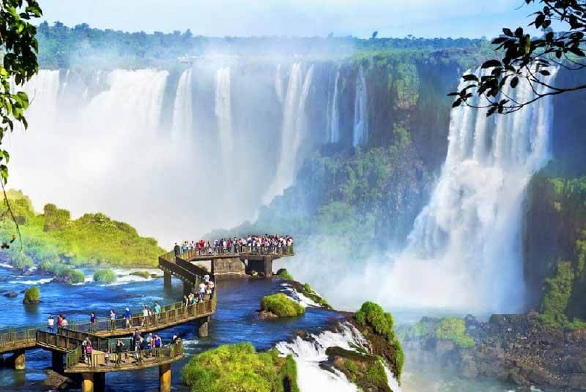 Toàn cảnh Thác Iguazú hùng vĩ với dòng nước trắng xóa cuồn cuộn