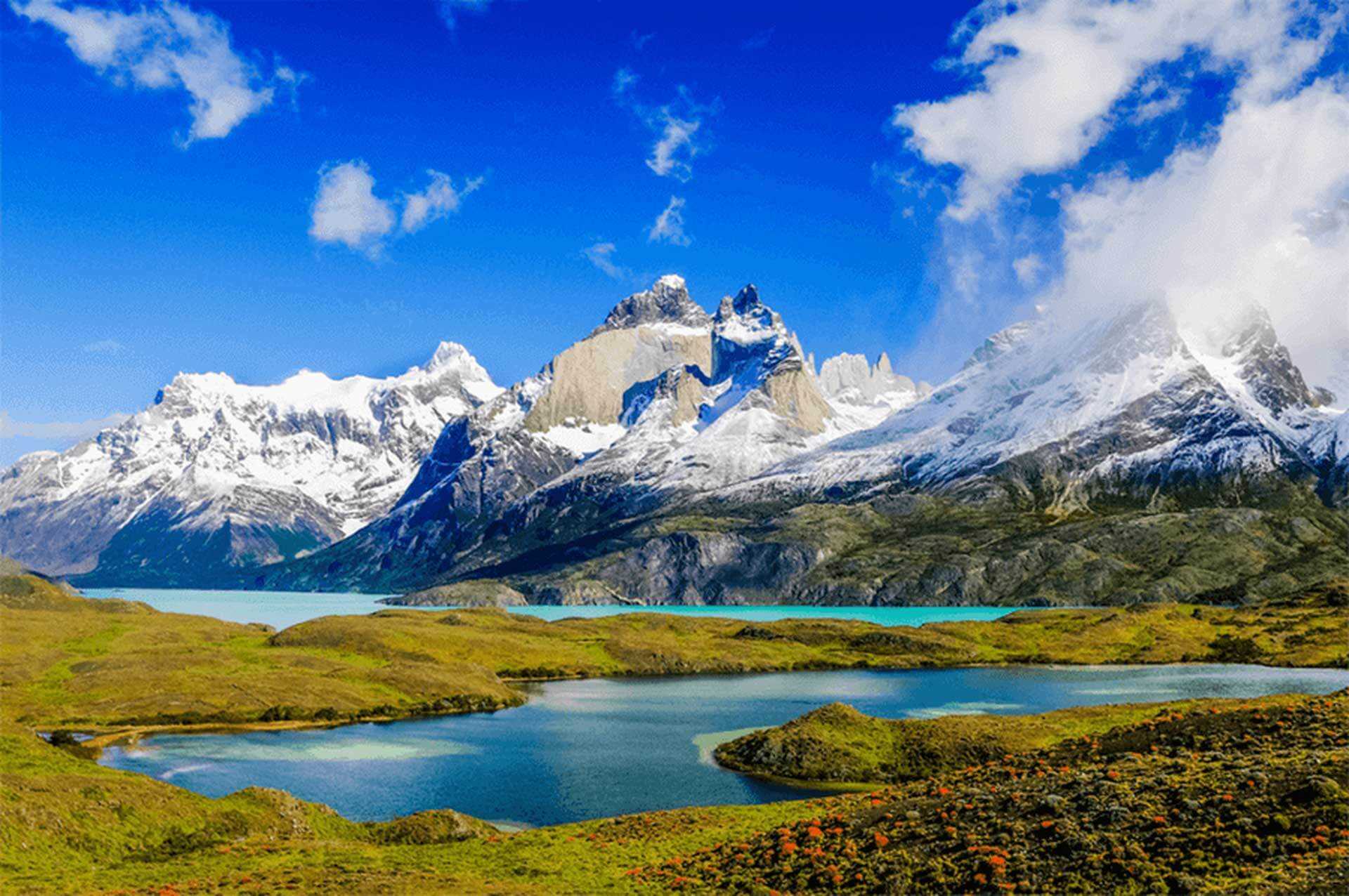 Hồ nước trong xanh giữa khung cảnh núi non hùng vĩ của Patagonia