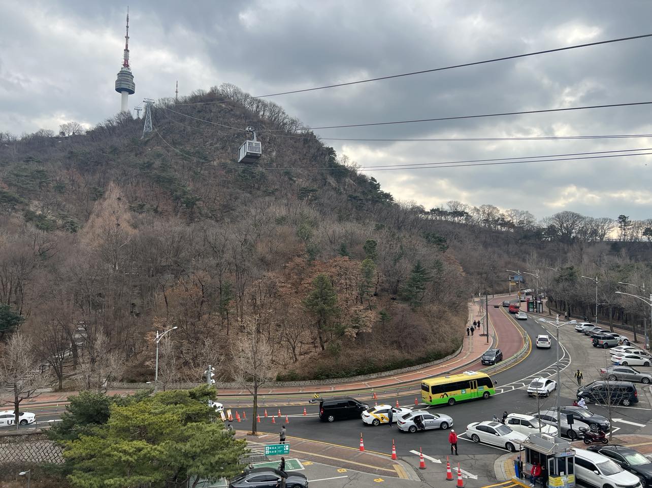 Di chuyển bằng cáp treo lên tháp Namsan. Ảnh: Phương Anh