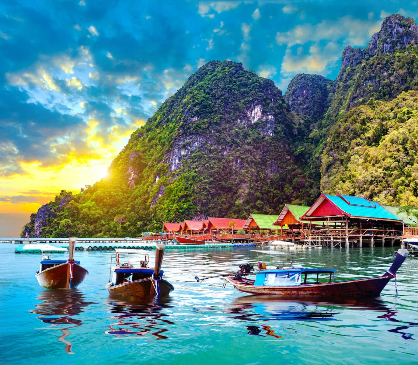 Khung cảnh mọi người vui vẻ tắm biển tại Bãi Đông