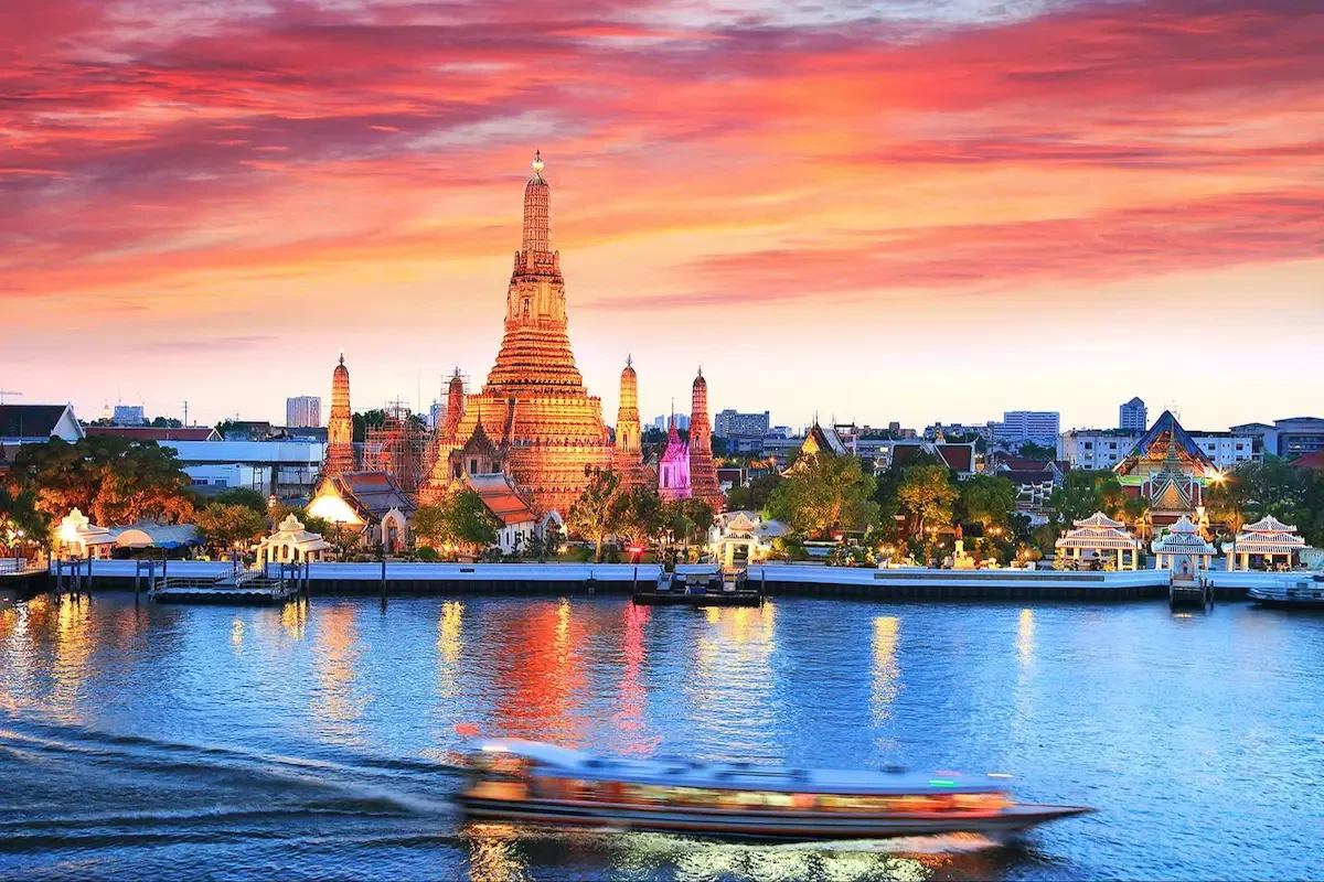 Bangkok tháng 4: Lễ hội té nước tưng bừng và những khám phá mát lạnh!