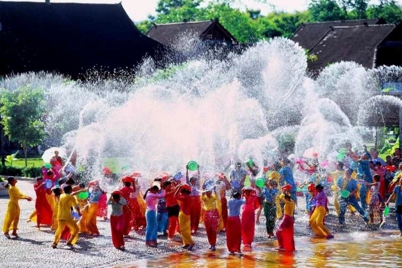 Cười vang giữa những trận té nước Songkran