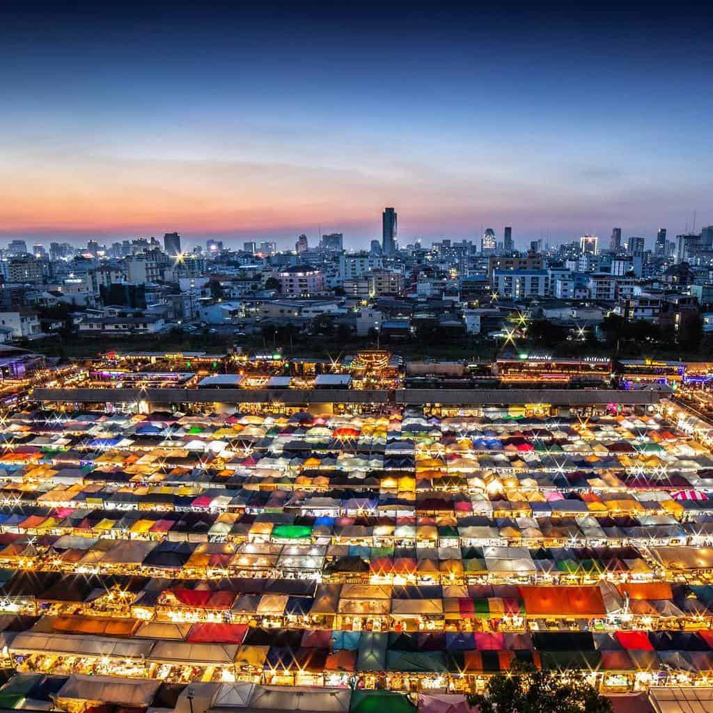 Chợ đêm nhộn nhịp với đủ món ăn và hàng hóa