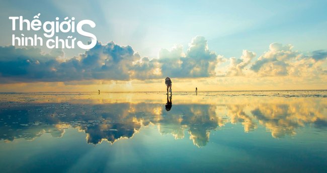 Du khách chụp ảnh tại Biển Vô Cực