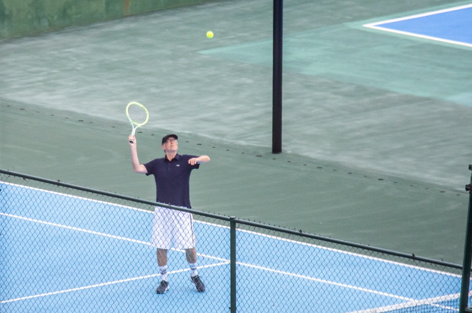 Tỷ phú Bill Gates chơi tennis