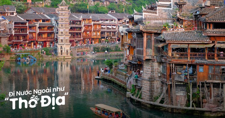 Cây cầu đá uốn lượn qua dòng suối nhỏ