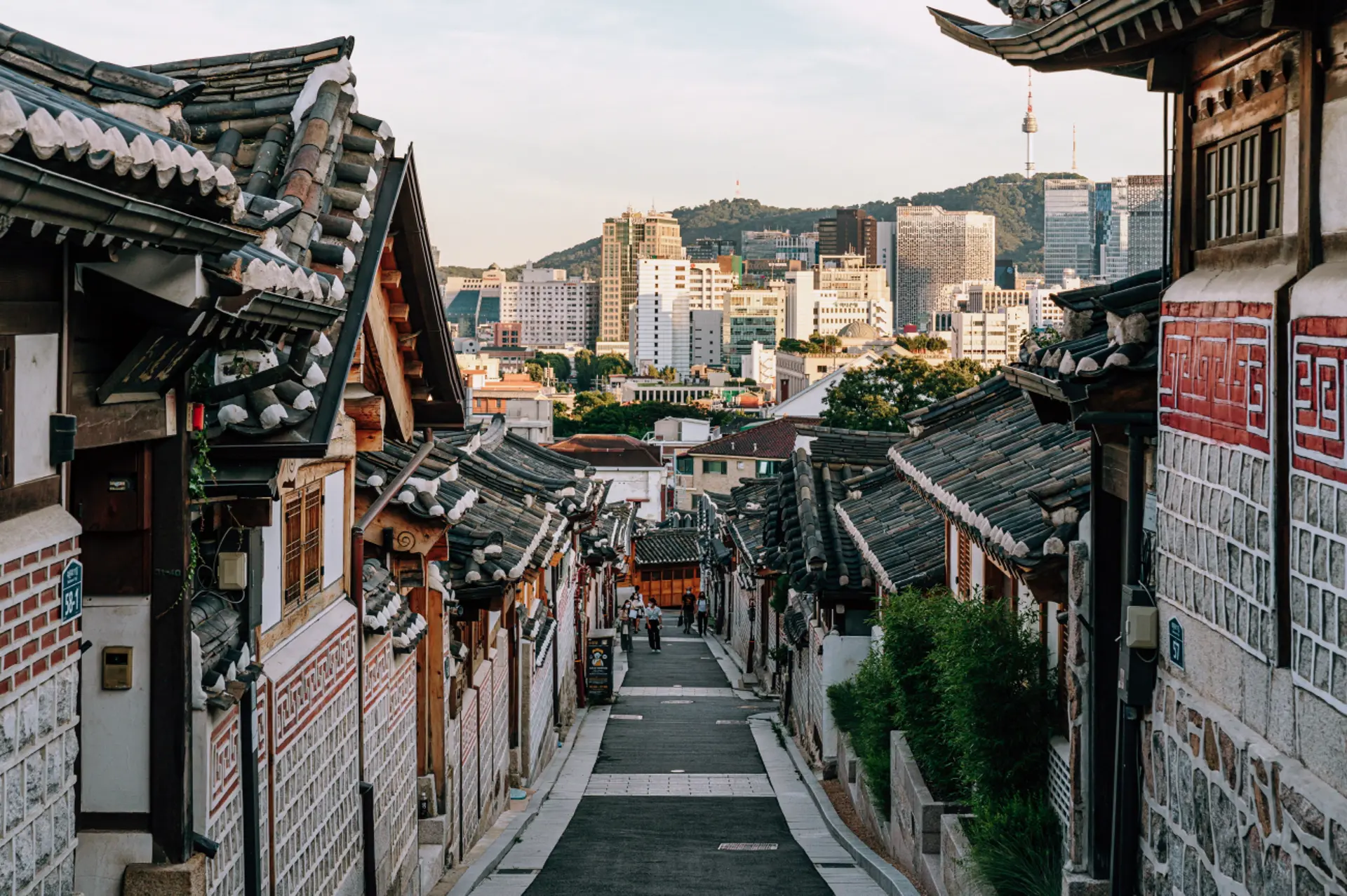 Du khách mặc Hanbok dạo làng Bukchon