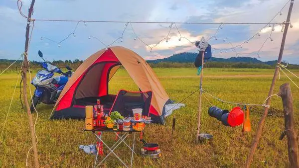 Một khu cắm trại đầy đủ tiện nghi với nhiều lều và bàn ghế.