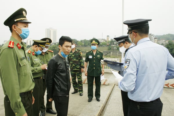 Hình ảnh ẩn dụ việc xuất cảnh trái phép