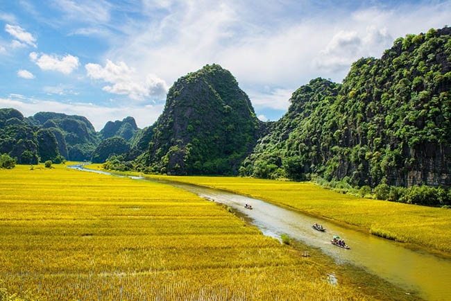 Du khách thưởng thức ẩm thực địa phương