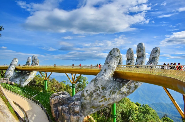 Travel blogger đang viết