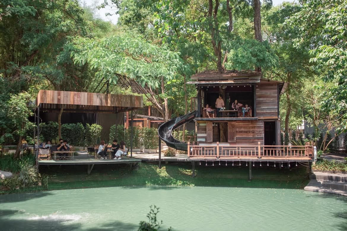 Góc hồ nước tại No.39 Cafe ở Chiang Mai