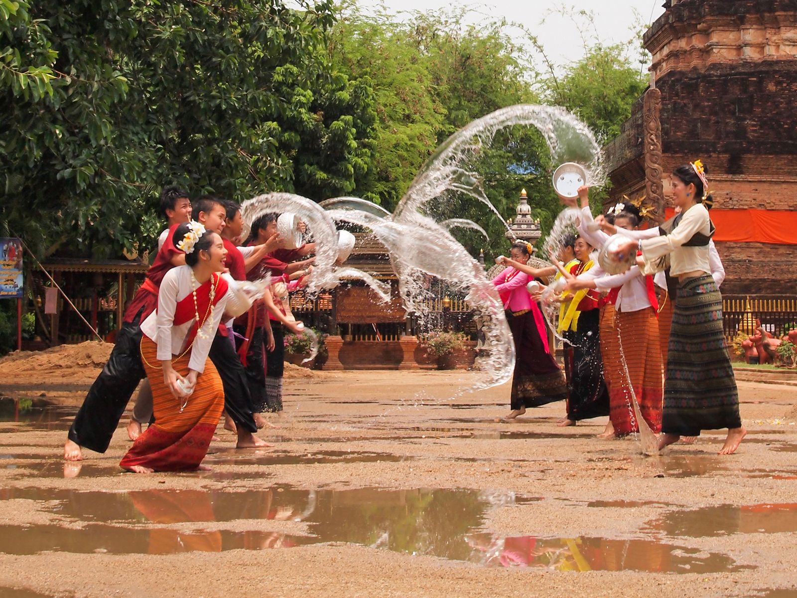 Không khí tưng bừng của lễ hội té nước Songkran