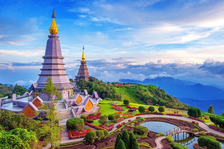 Con phố nhộn nhịp với những cửa hàng địa phương ở Chiang Rai