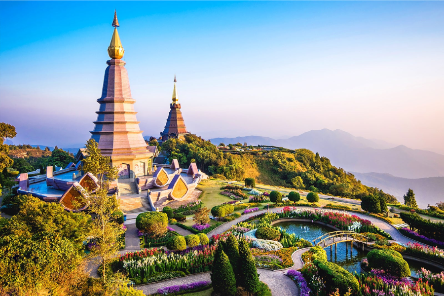 Tháp đồng hồ vàng lấp lánh – biểu tượng của Chiang Rai