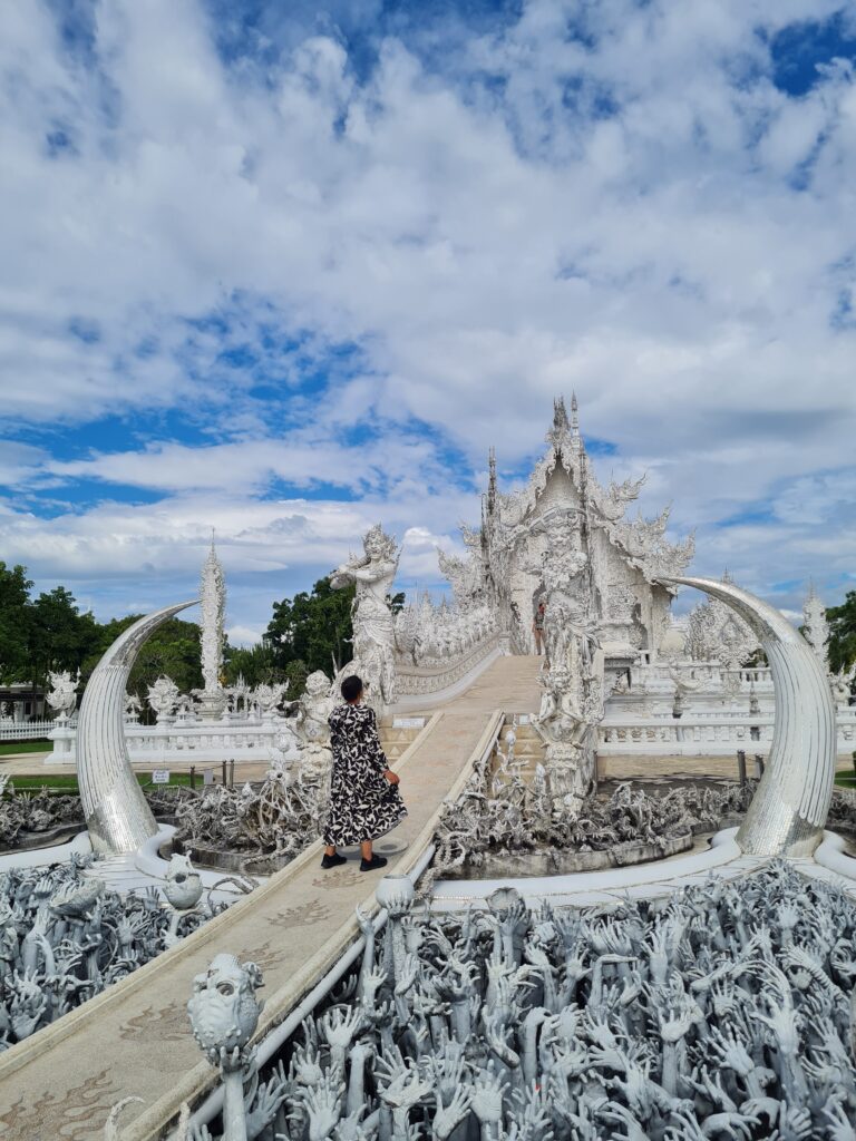 Góc chụp dọc ấn tượng của Chùa Trắng, Chiang Rai