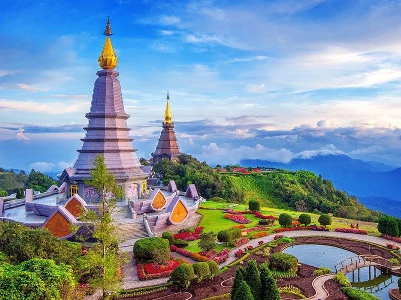 Một góc khác của Chùa Trắng Wat Rong Khun nhìn từ xa