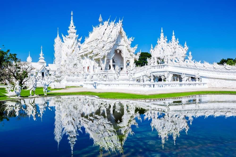 Chùa Trắng nhìn từ một góc độ rộng hơn, có cả khách du lịch