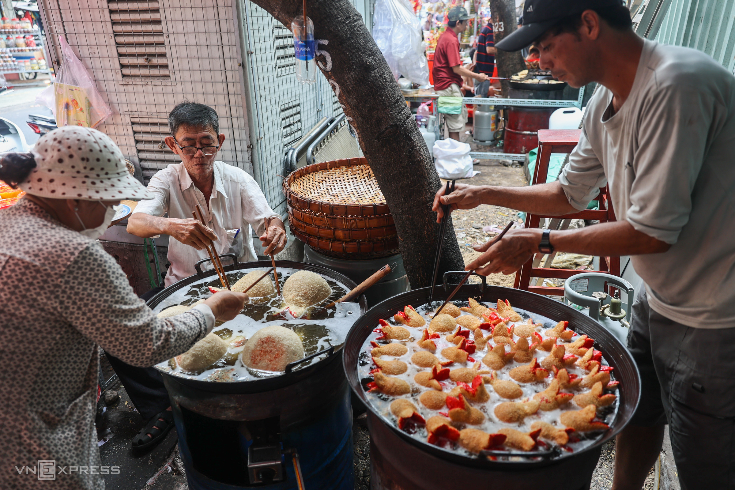 Chợ bánh truyền thống người Hoa ở Sài Gòn nhộn nhịp ngày Tết