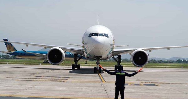 Sân bay tấp nập với những chiếc máy bay chờ cất cánh, biểu tượng của những chuyến đi an toàn.