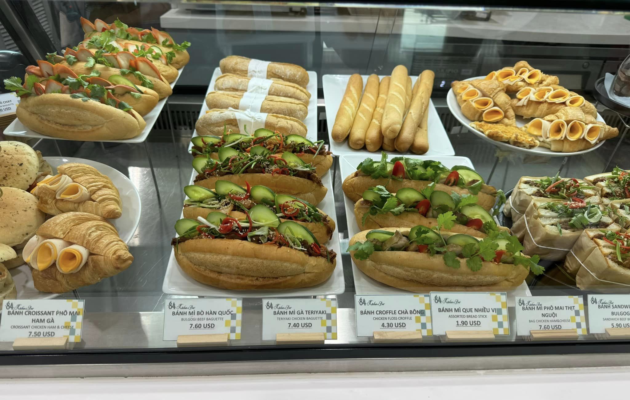 Chuyến bay hoãn, bụng đói meo và bát phở ‘chuẩn sân bay’: Câu chuyện không của riêng ai!