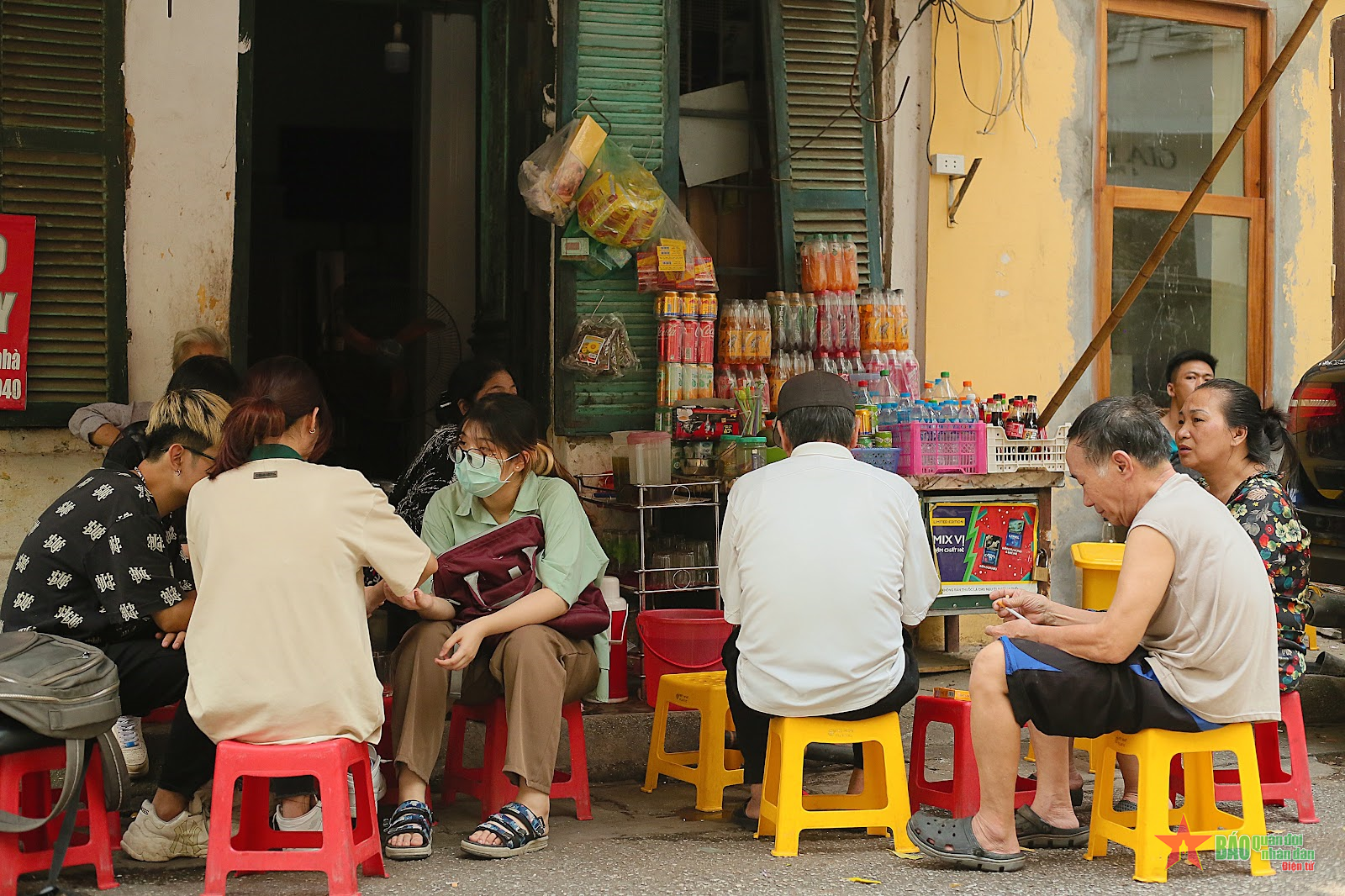 Trà đá vỉa hè Hà Nội
