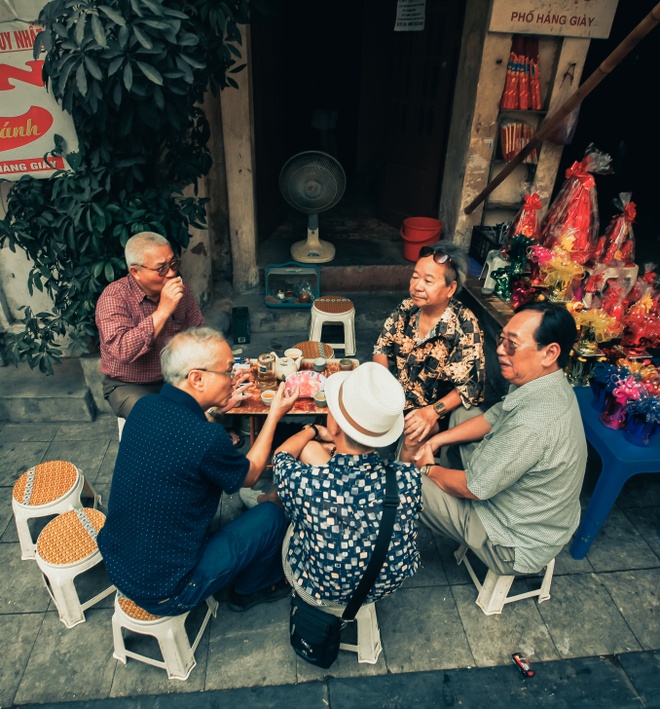 Khách ngồi trà đá vỉa hè