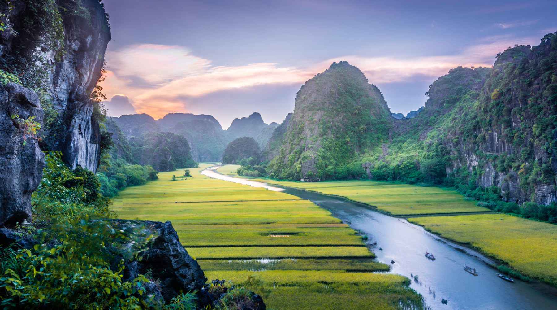 Thuyền trên sông Ninh Bình