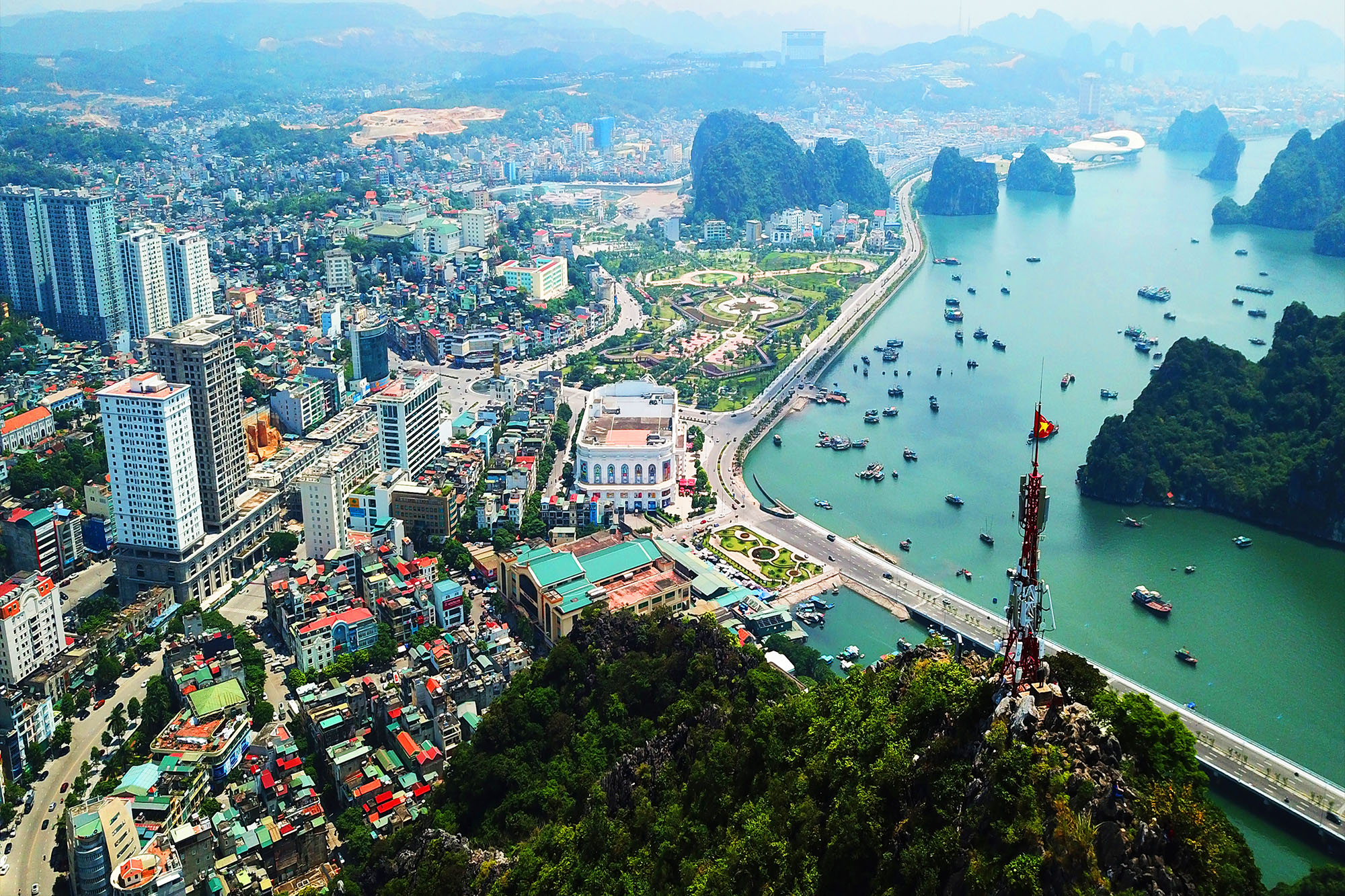 Vịnh Hạ Long từ trên cao