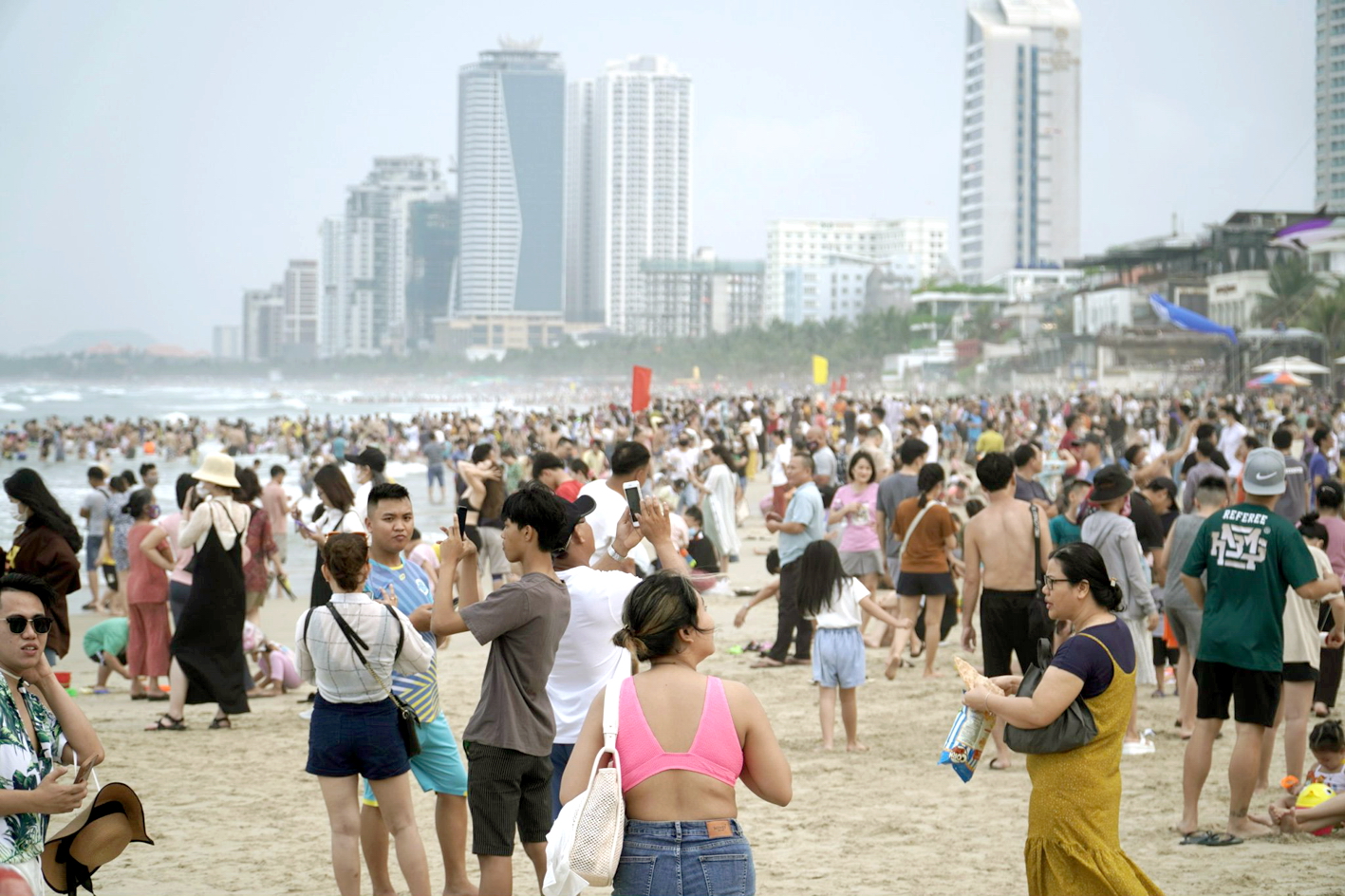 Cô gái ngồi một mình, trầm tư
