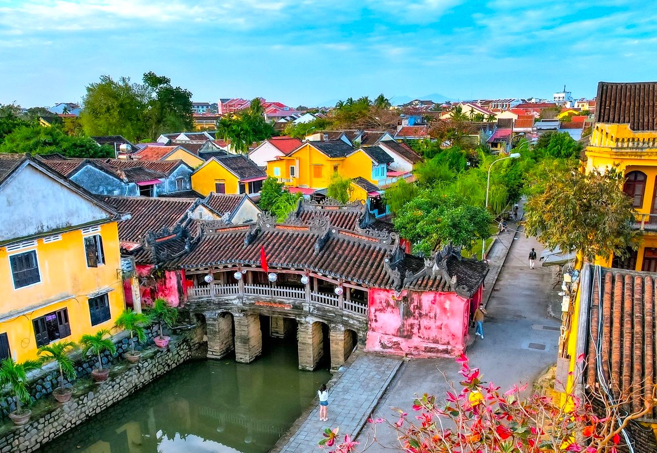 Một con hẻm lát gạch cổ kính ở Hội An