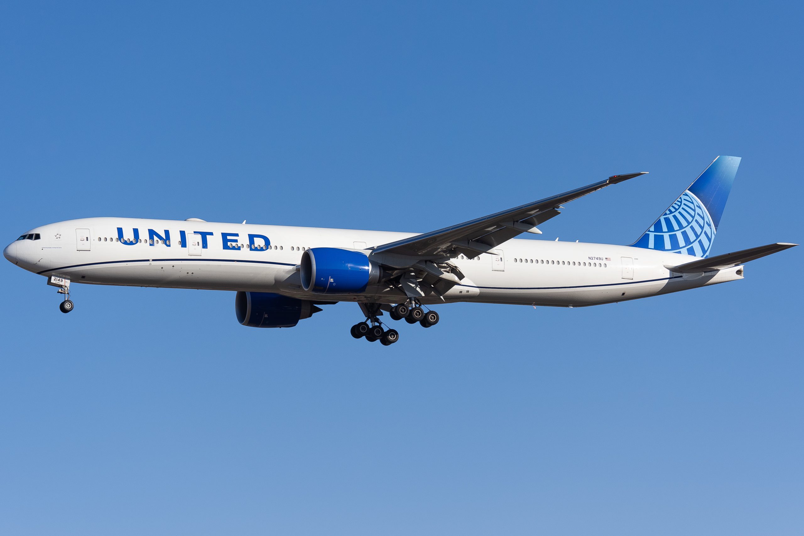 Máy bay United Airlines trên bầu trời