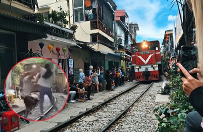 Hình ảnh người và thuyền trên biển, gợi ý về một cuộc giải cứu