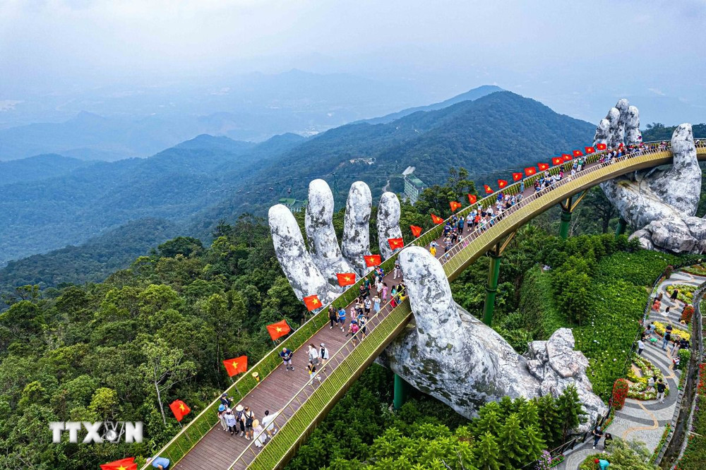Toàn cảnh Đà Nẵng với bãi biển xanh mát và thành phố hiện đại.