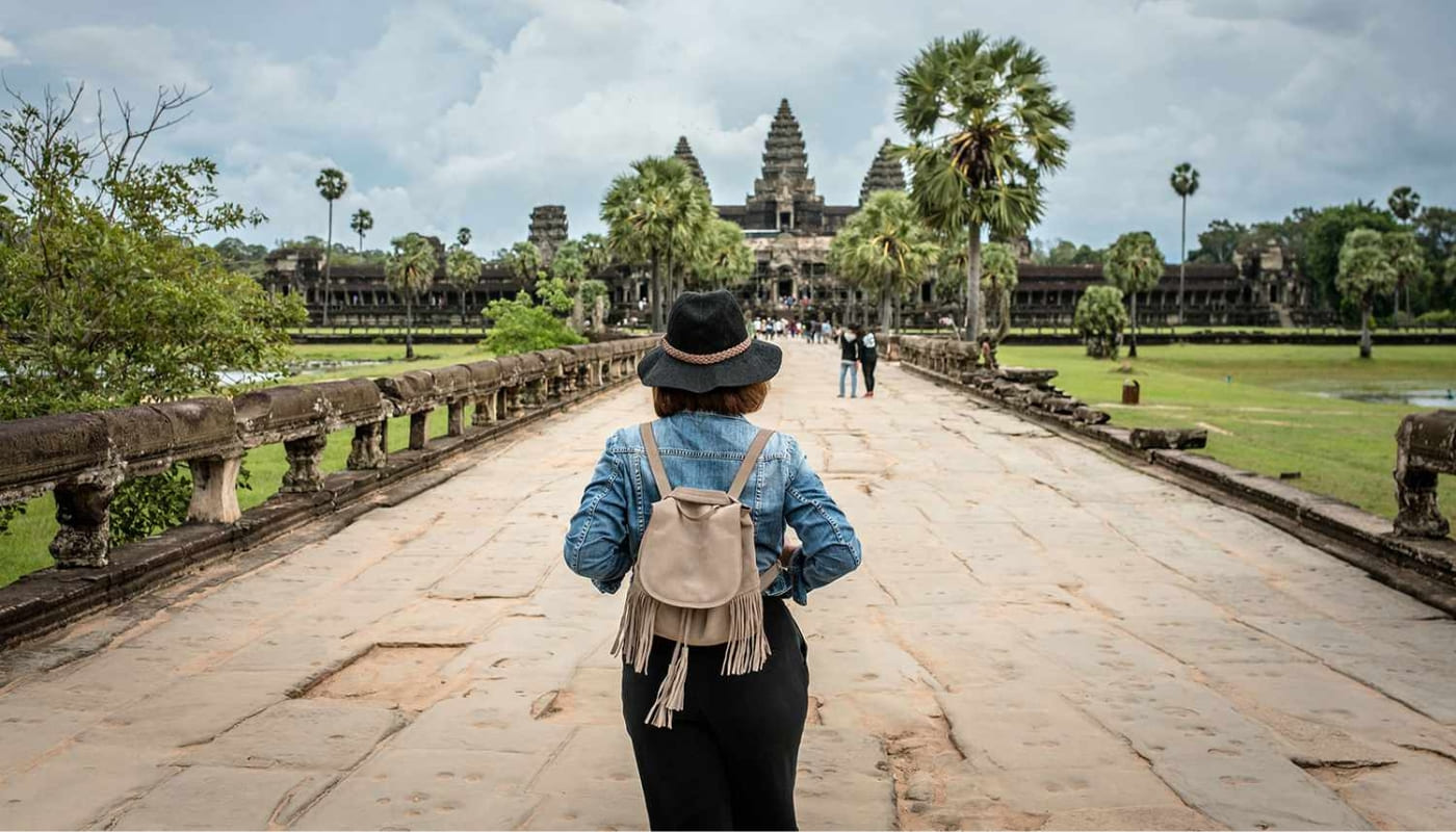 Cô gái du lịch một mình