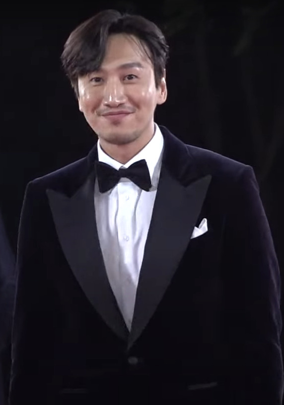 Chuyến phiêu lưu ẩm thực của “Hoàng tử châu Á” Lee Kwang Soo ở Việt Nam: Từ Nem lụi thơm lừng đến… đuông dừa “khó nuốt”!