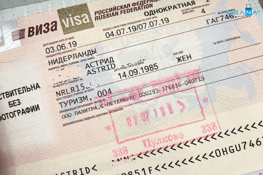 Mẫu visa Nga được dán trên hộ chiếu