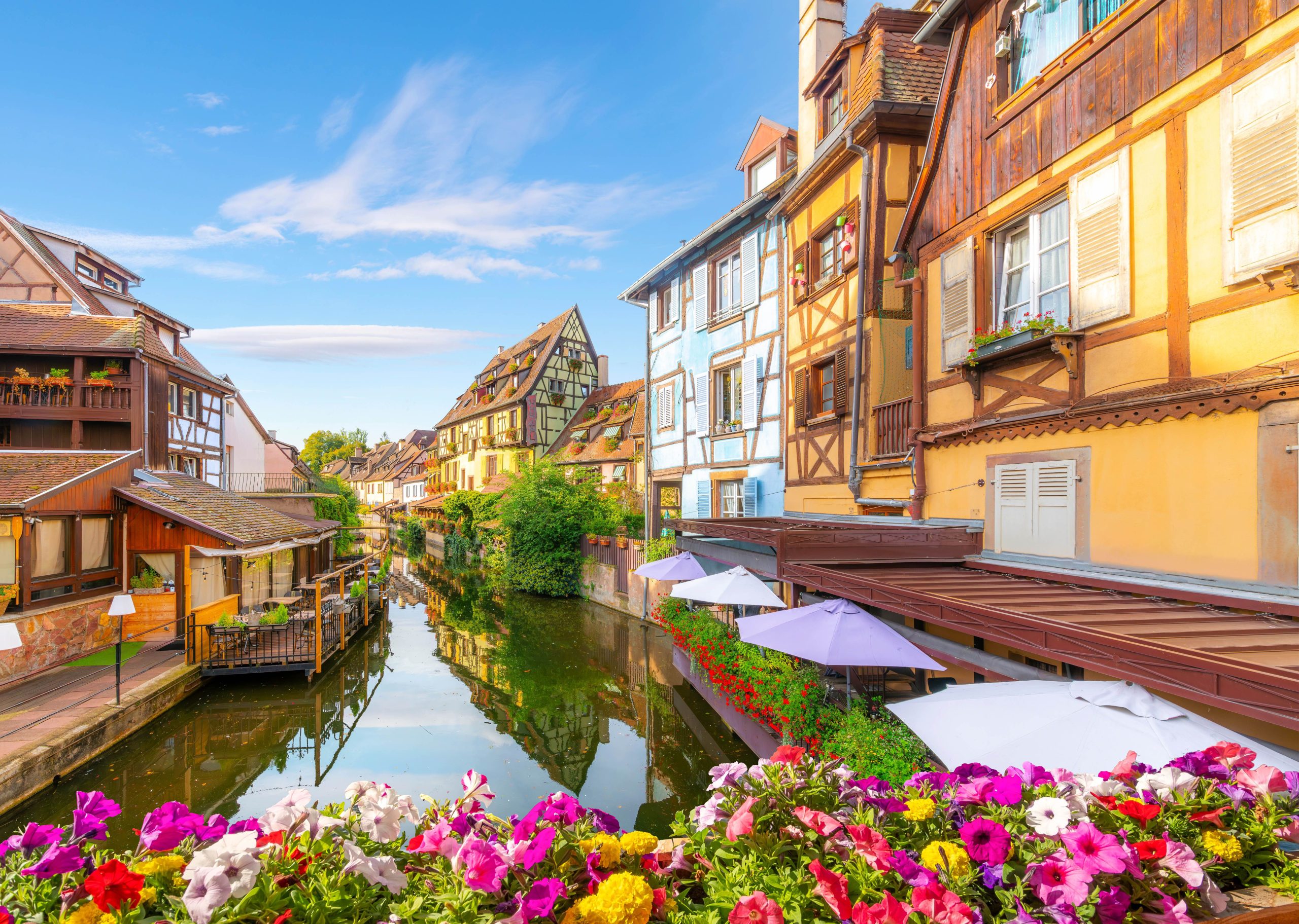 Những ngôi nhà đầy màu sắc dọc theo kênh nước ở khu Tiểu Venice của Colmar