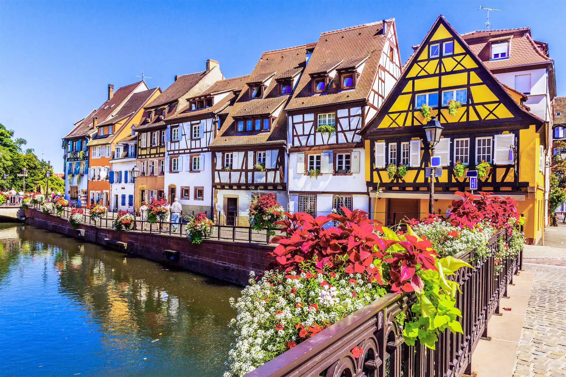 Một con phố cổ kính ở Colmar với kiến trúc đặc trưng