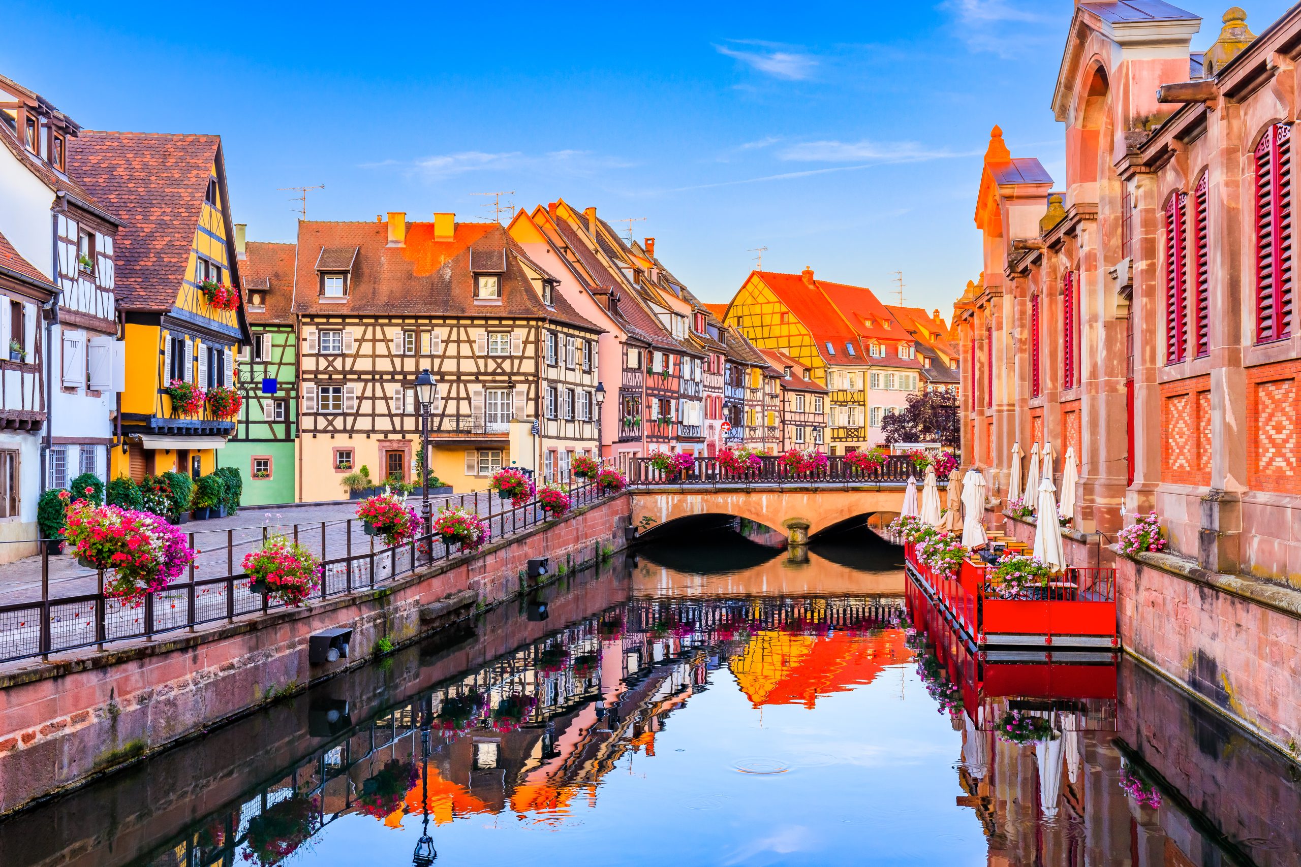 Quang cảnh một khu phố cổ kính khác ở Colmar với những ngôi nhà đầy màu sắc và đường phố lát đá