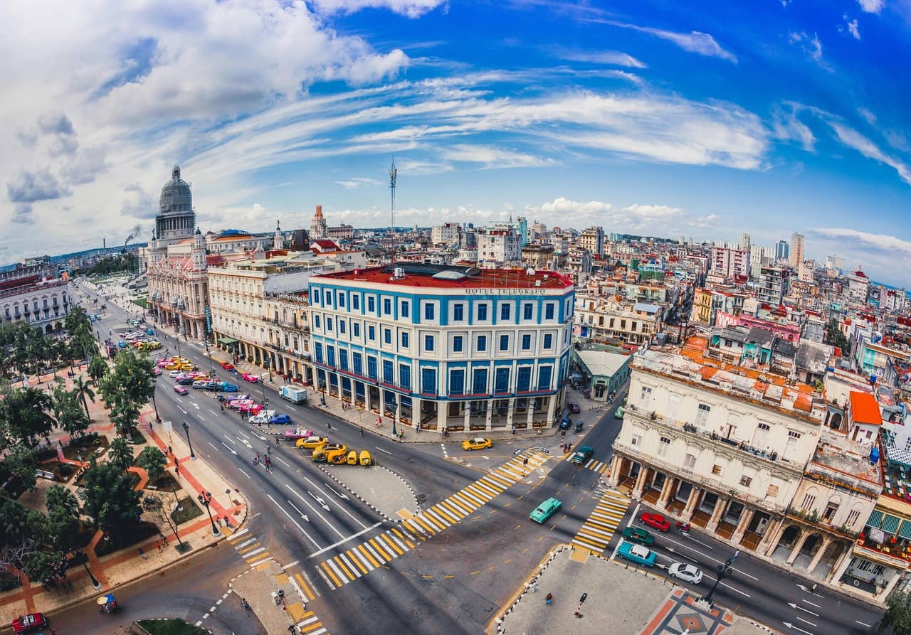 Phố cổ Havana với xe cổ