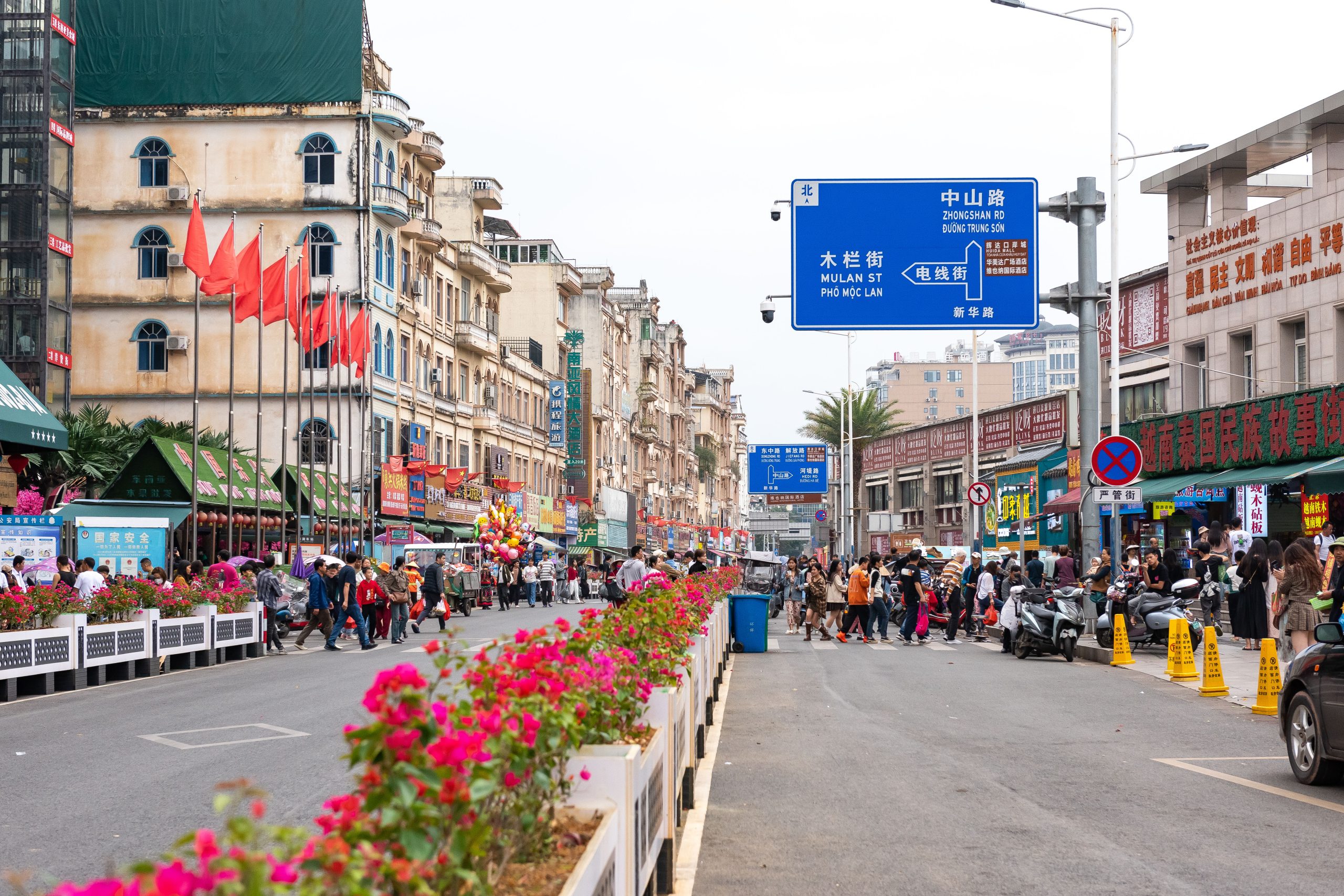 Phố xá tấp nập ở Đông Hưng