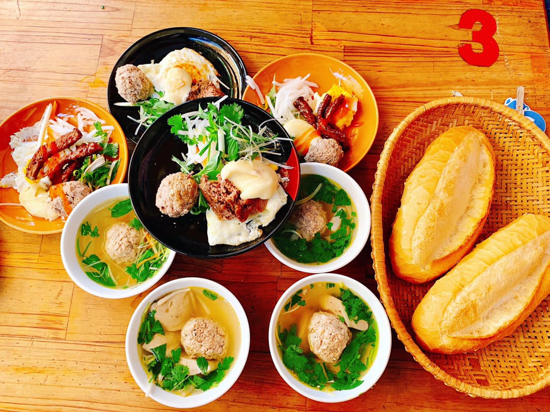 Khung cảnh một quán ăn ấm cúng ở Đà Lạt với các món ngon