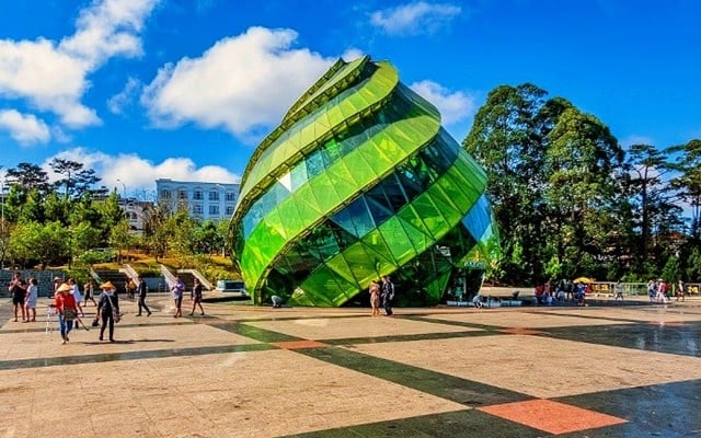 Cảnh quan Hồ Xuân Hương hoặc một hồ nước ở Đà Lạt
