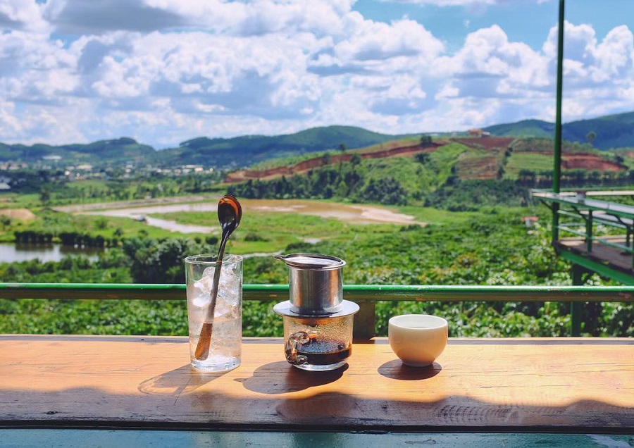 Thưởng thức cà phê ở Đà Lạt